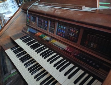 Lowrey  Genius Electric Organ 200.00